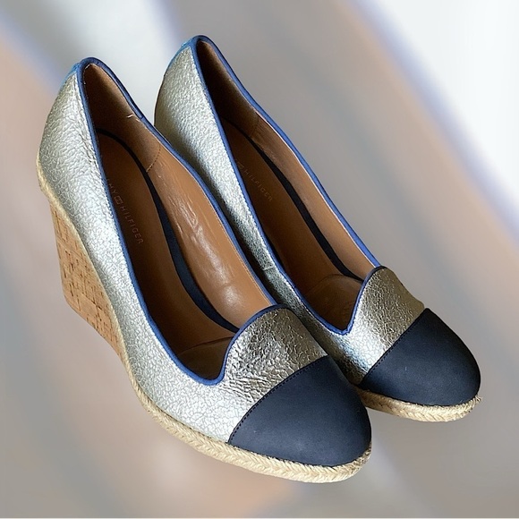 TOMMY HILFIGER JARDOT Jute Wrapped CORK 4” WEDGE PUMP Silver/ Blue Cap T… - Picture 1 of 11